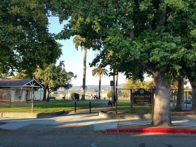 Park entrance, 2 blocks from your home - 2206 Lincoln Ave