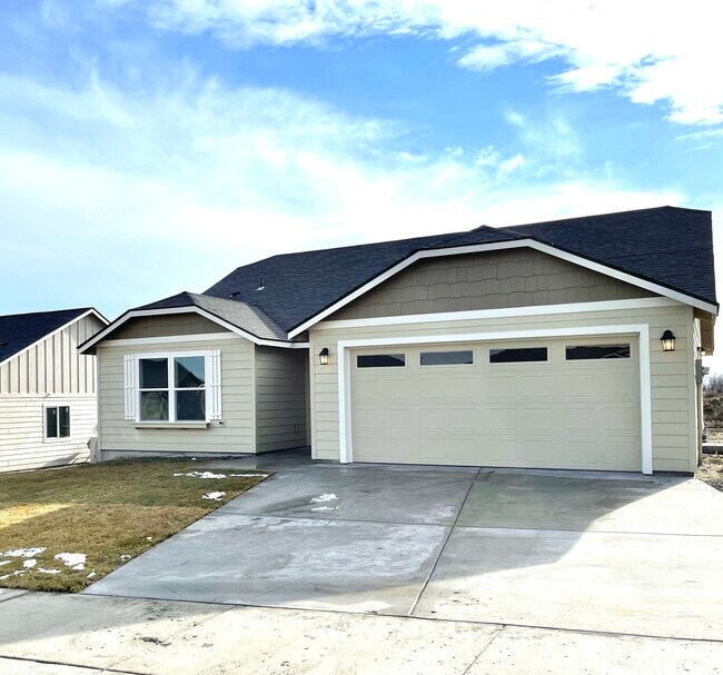 Front - 4245 Cove West Dr