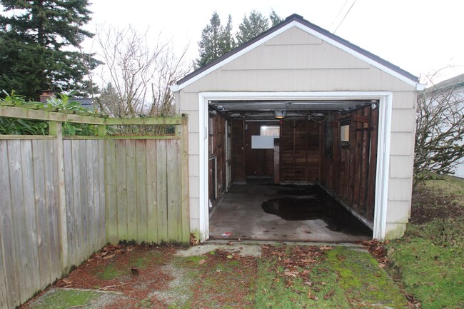 Building Photo - BEAUTIFUL 3 BED, 1 FLEX, WEDGWOOD HOME FOR...