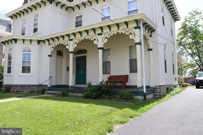 Building Photo - 421 Lyceum Ave