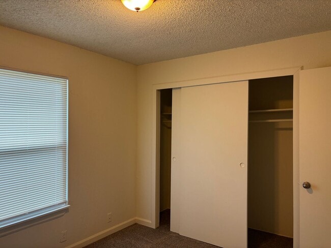 Building Photo - 3 Bedroom 2 Bath