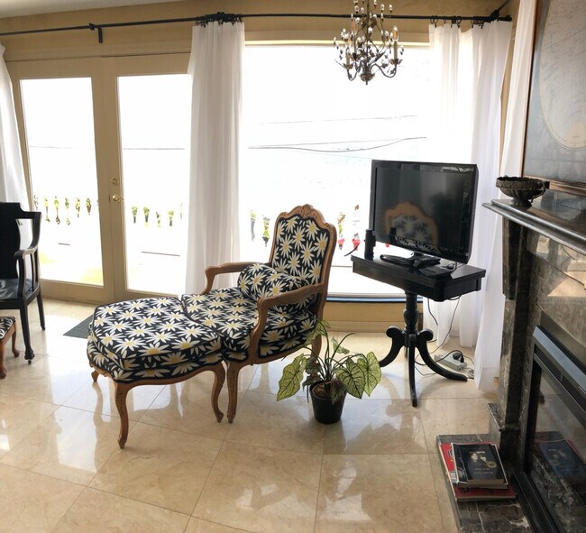 Building Photo - 4028 Beach Dr SW