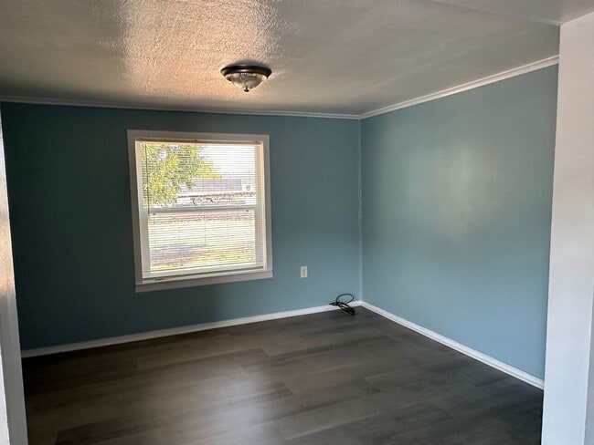 Building Photo - Older 3/1 home in Sutherlin