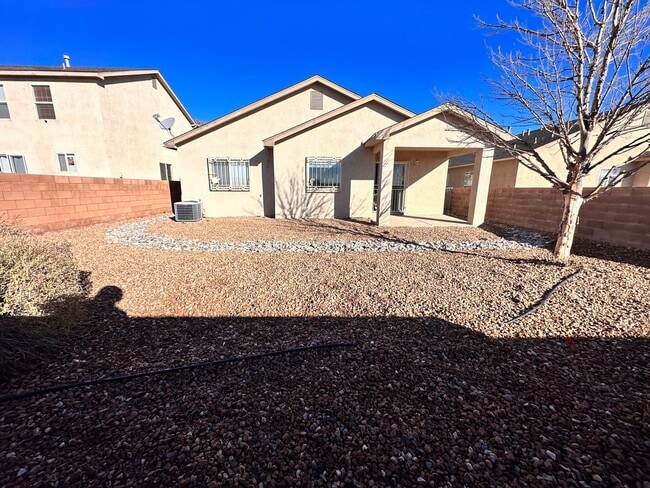 Building Photo - Super cute 3 bed 2 bath home in Huning Ranch. MOVE IN SPECIAL! 1/2 OFF 2ND MONTHS RENT!