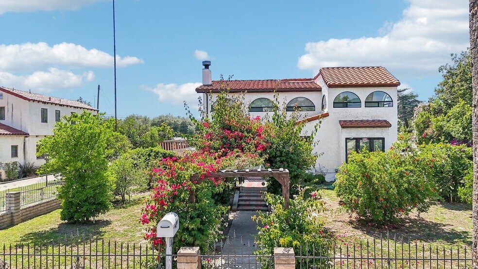 Primary Photo - 3098 N Arrowhead Ave