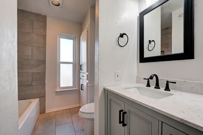 Building Photo - 727 Vicksburg Ave