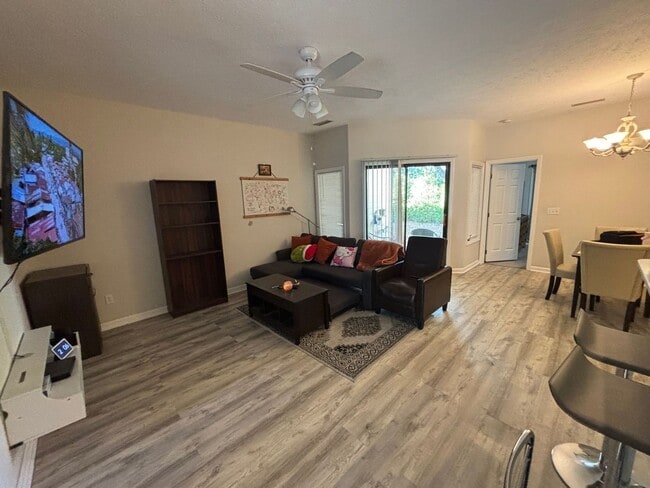 Building Photo - 2 Bed 2 Bath Townhouse