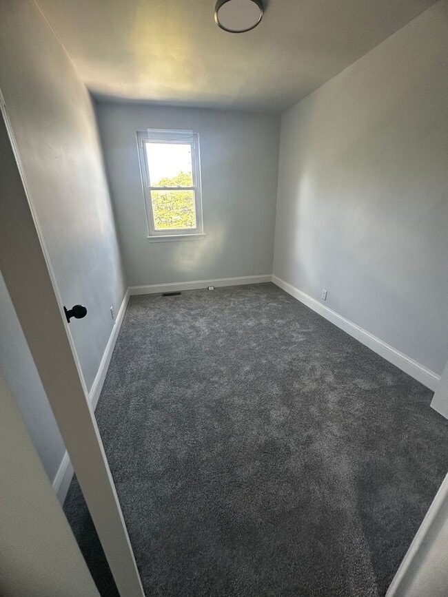 Building Photo - Beautiful newly renovated home in the Midd...