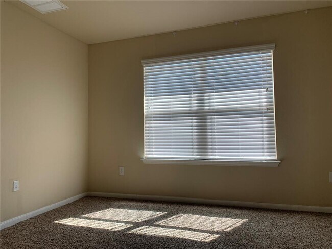 Building Photo - 352 Langely