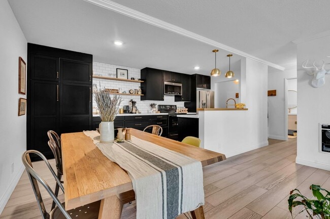 Building Photo - Luxe 1 BR Adam's Point Condo Available Now