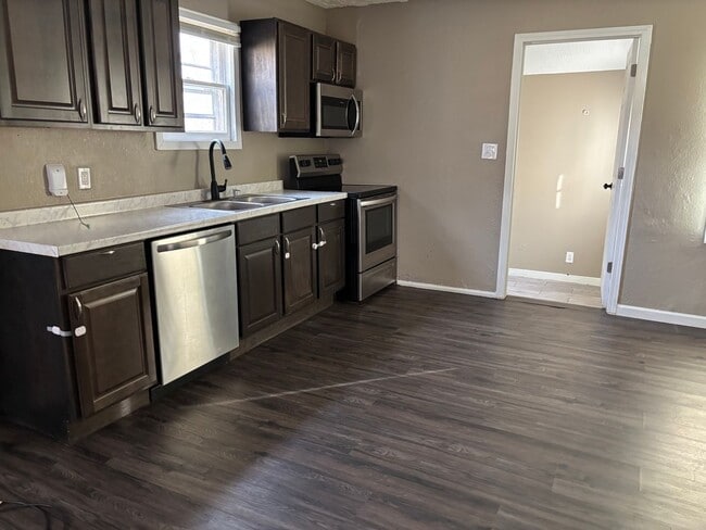 Building Photo - “Move-In Ready 2-Bedroom with Expansive Yard”