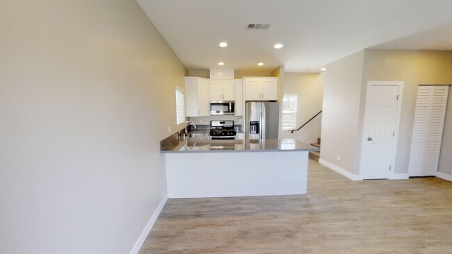 Building Photo - 5121-5123 E Falls View Dr