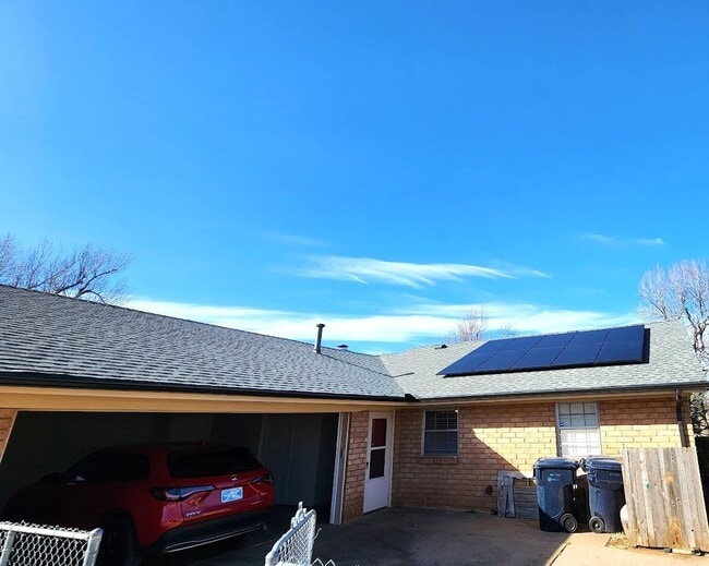 Building Photo - Beautiful 3 Bed 2 Bath Corner Lot