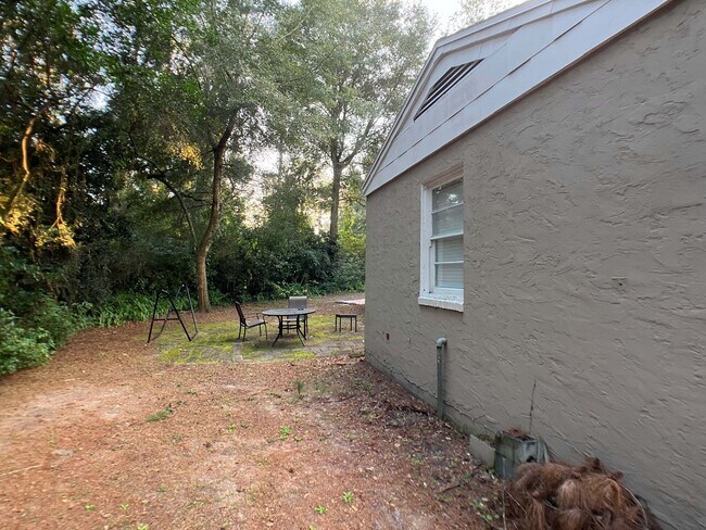 Building Photo - Large 3 Bedroom, 2 Bathroom Home w/ Study ...