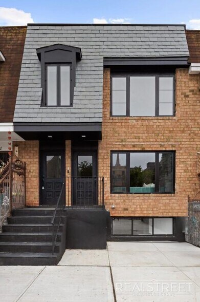 Building Photo - Exquisite 3 BR 3.5 BA Home with Private Pa...