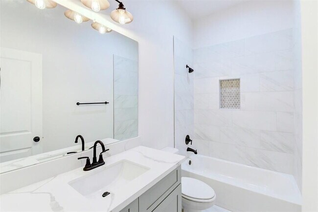 Building Photo - "Charming 3-Bed Oasis with 2.5 Baths & 1,707 Sq Ft in Houston's Heart!"