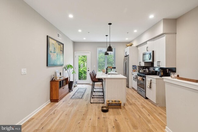 Building Photo - 1510 N Hollywood St