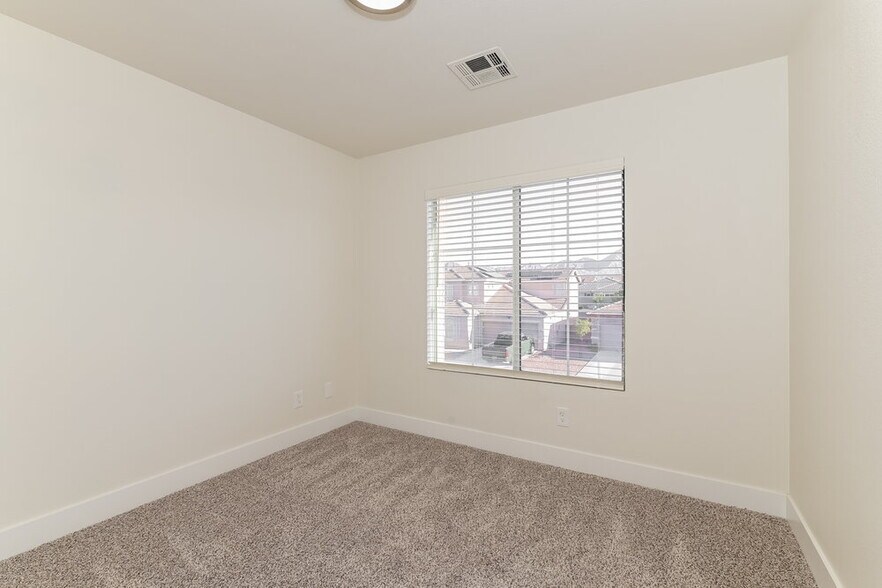Building Photo - 992 White Glacier Ave