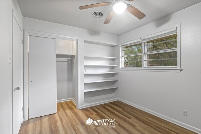 Building Photo - 403 Dogwood Ln