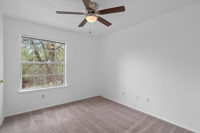 Building Photo - 1015 E Yager Ln