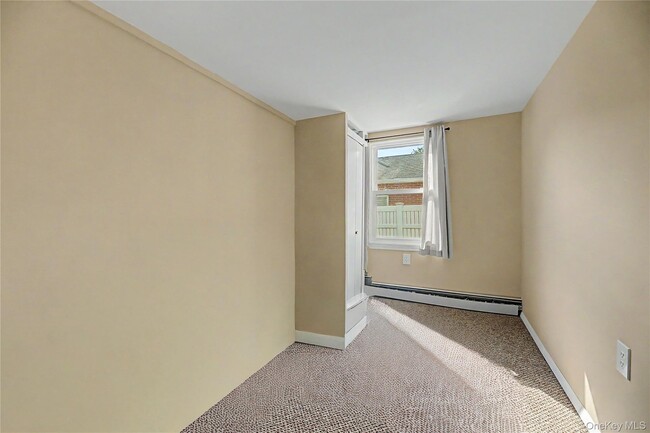 Building Photo - 28 Round Hl Dr