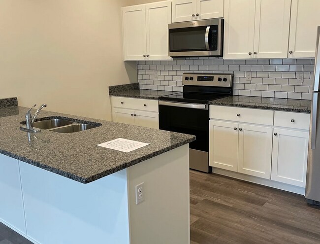 Building Photo - This end unit Temple townhouse