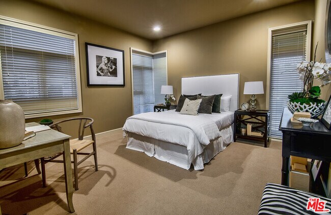 Building Photo - 447 N Doheny Dr
