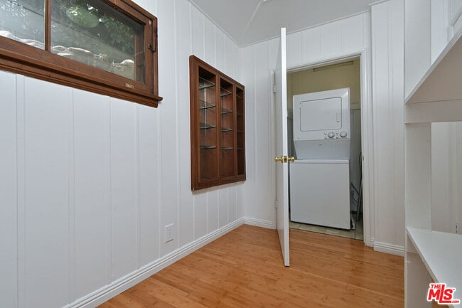 Building Photo - 3682 Berry Dr
