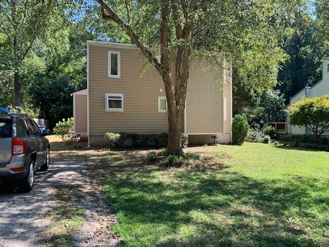 Building Photo - Rent Special! Half Month FREE!