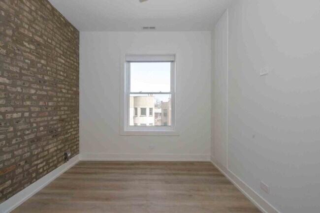 Building Photo - 1039 W Byron St