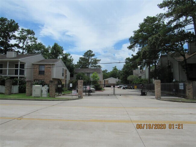 Building Photo - 17331 Red Oak Dr