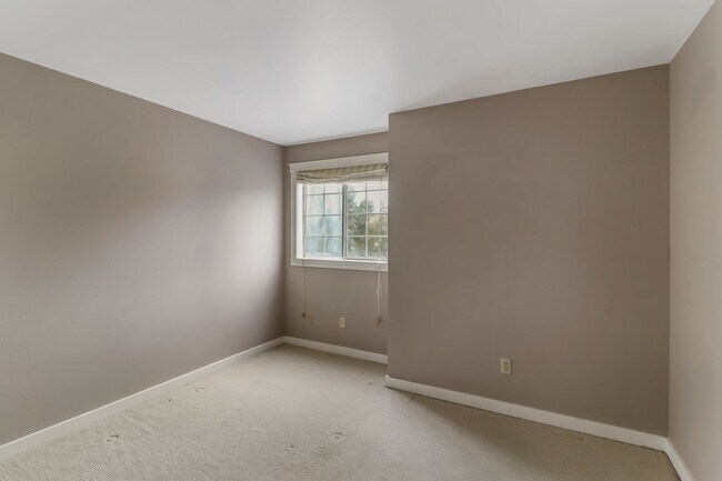 Building Photo - 2 Bed 2 Bath - Craftsman Condo - NAS Whidbey