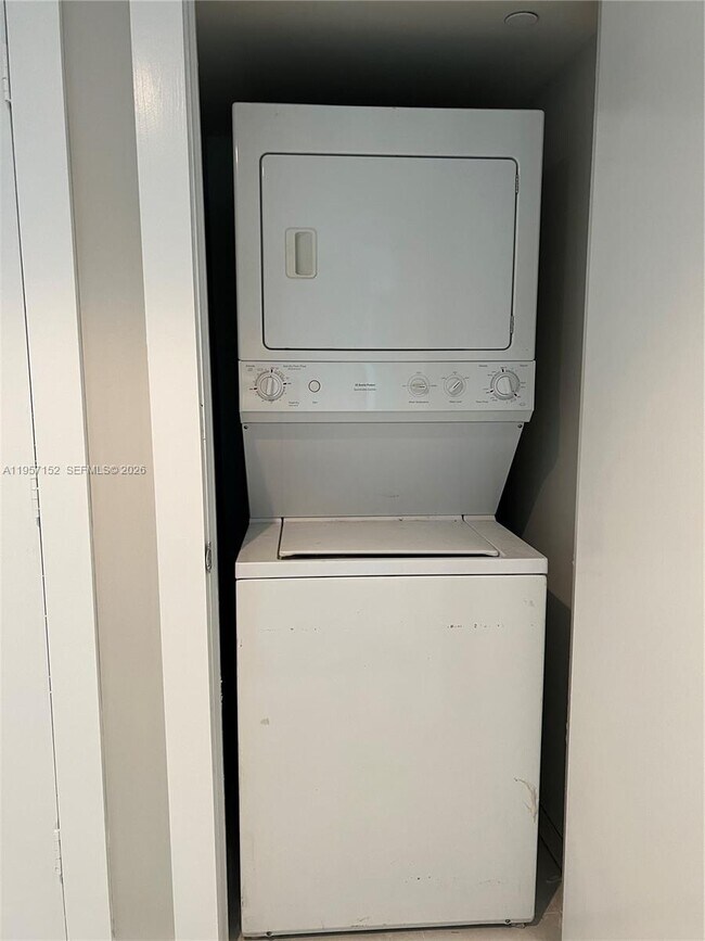 Building Photo - 500 Brickell Ave