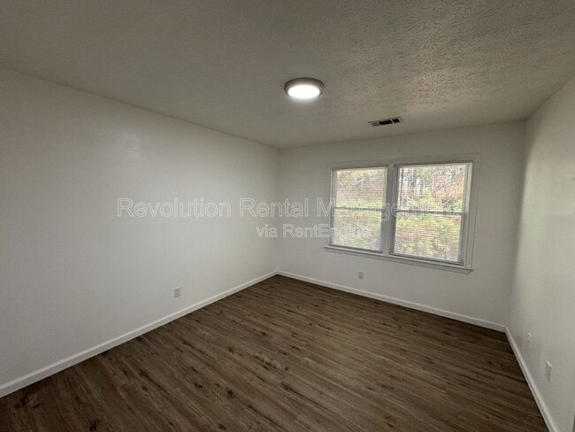 Building Photo - 1301 Sweet Pine Dr