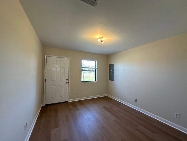 Building Photo - 627 Plymouth St