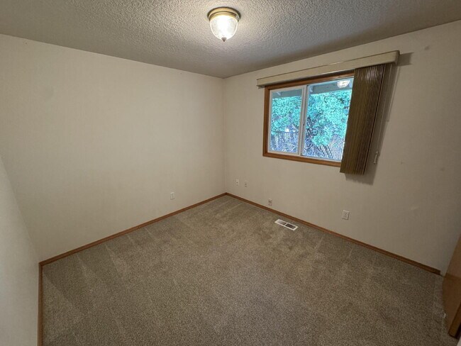 Building Photo - Ranch-Style, Milwaukie Home, Large Fenced Yard, Boat or Toy Storage, Gardeners Welcome