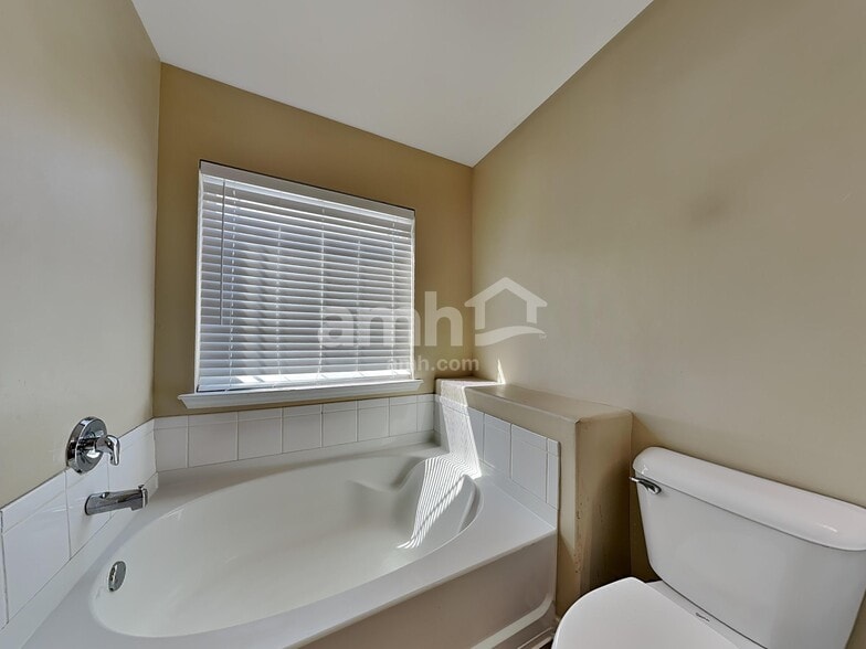 Building Photo - 2 Crystal Lake Dr