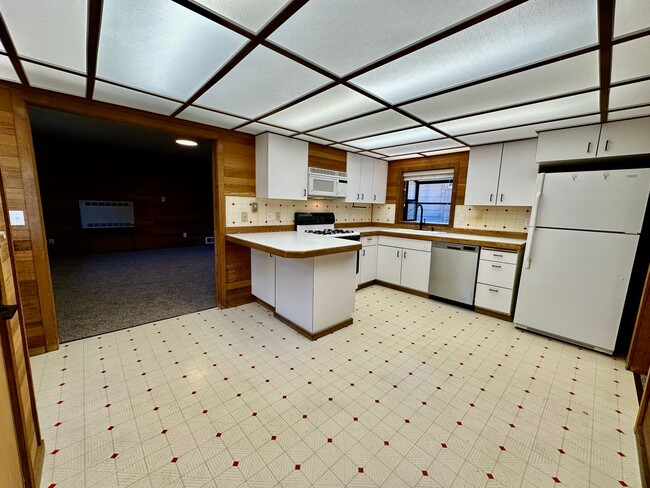 Building Photo - 1204 N Brooklane St