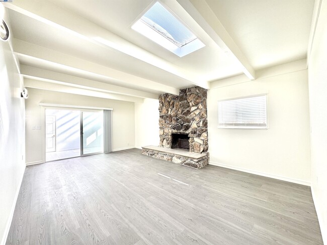 Building Photo - 15560 Calgary St