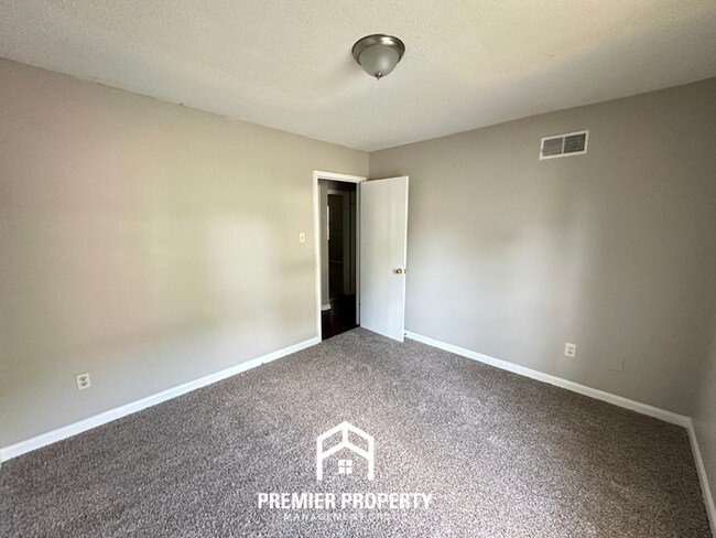 Building Photo - Move-In Ready 3BR Home in 38141 - Sunny Bay Window, Attached Garage & Fenced Yard