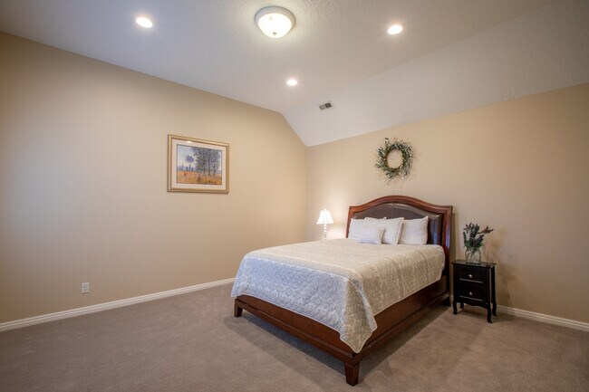 Building Photo - 678 Scenic Hills Dr