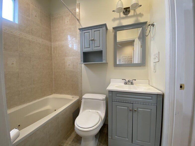 Building Photo - 1122 K St NE