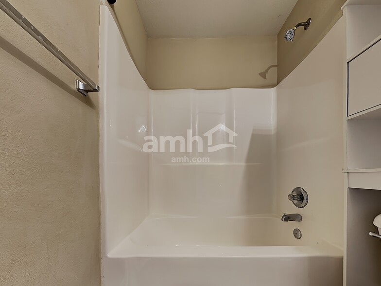 Building Photo - 1028 W Muskegon Dr