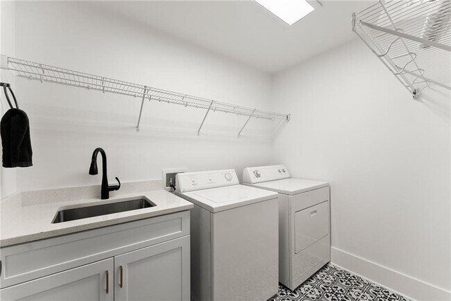 Building Photo - 151 S Pointe Dr