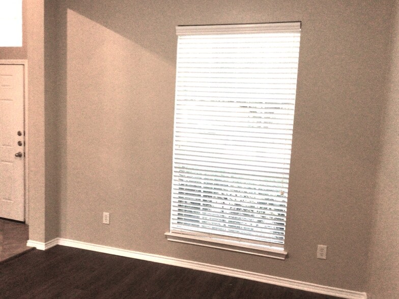 Building Photo - 2718 Lakecrest Way Dr