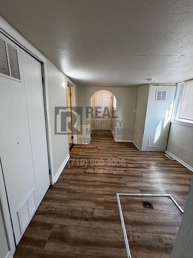 Building Photo - 927 E 1st St