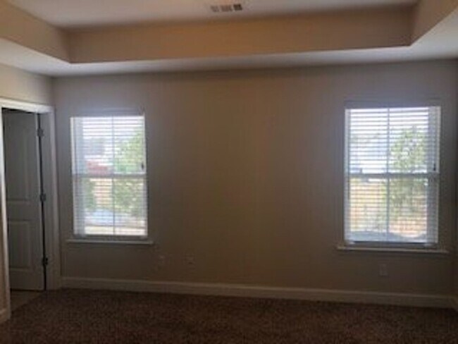 Building Photo - 44 Hartland Ct