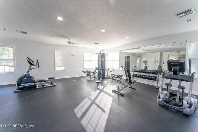 Building Photo - 6867 Roundleaf Dr