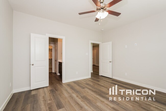 Building Photo - 8101 Howell Oak Dr