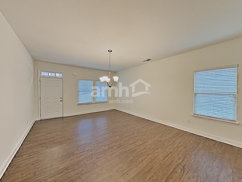 Building Photo - 411 Pearson Cir